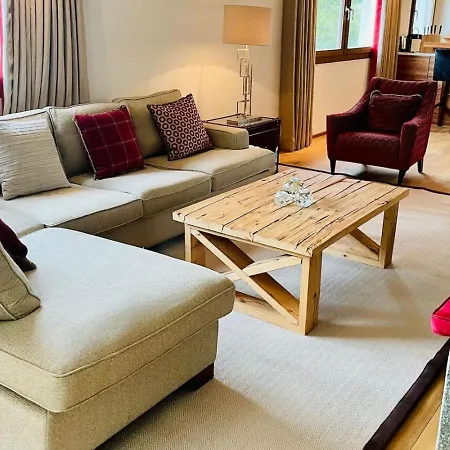 Elegant In Close To Caumasee *